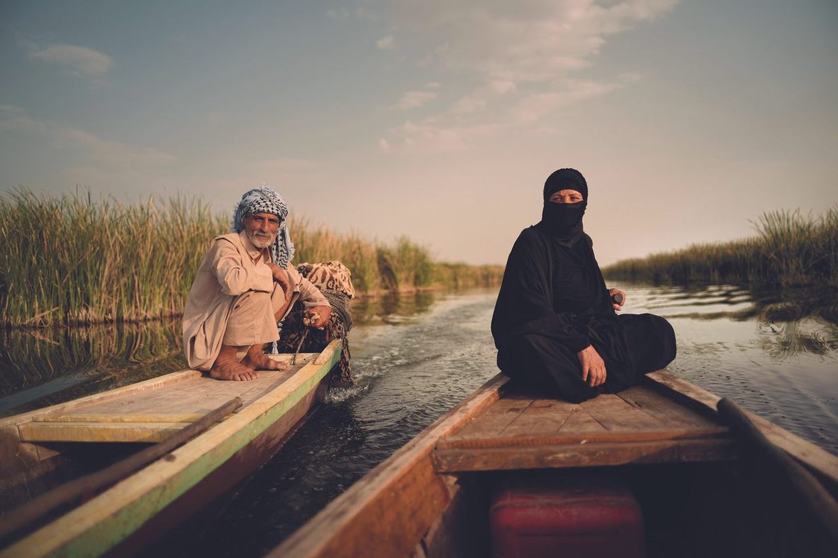 Abu Haider, un famoso guía árabe de los pantanos, y su esposa, Um Haider, en los pantanos centrales de Irak. 