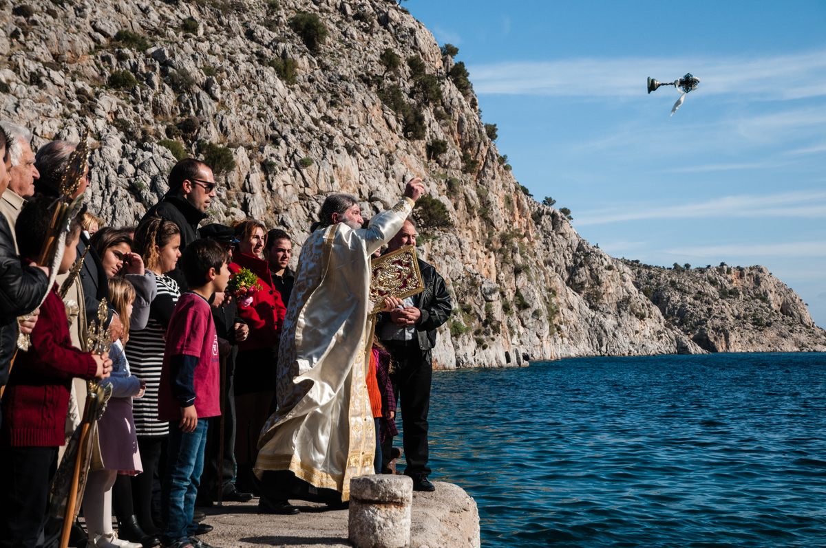 Arrojar una cruz al mar y luego sumergirse tras ella es la única forma de librar a la comunidad de los duendes.