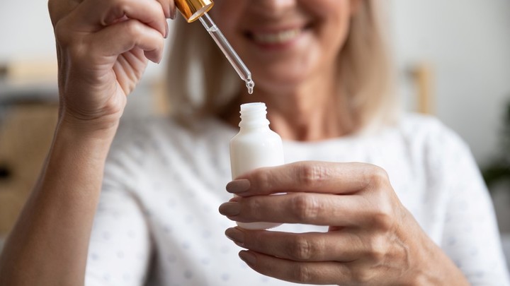 Cremas y serums con retinol son de venta libre. Foto Shutterstock.