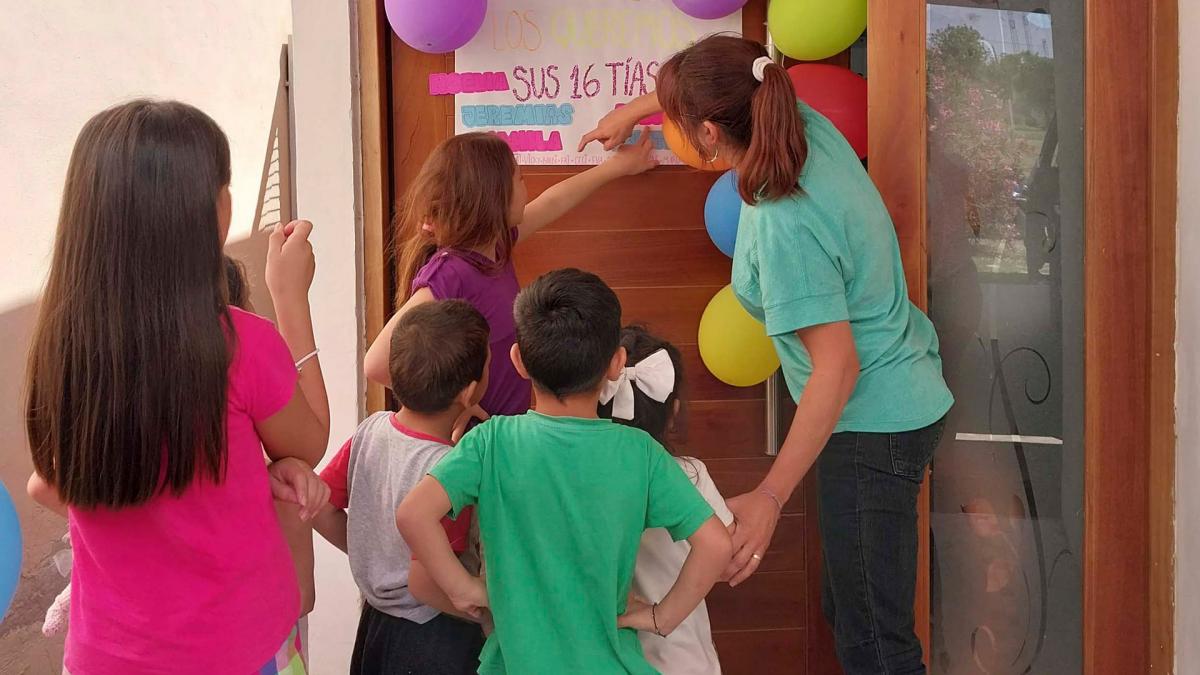 Los nio fueron recibidos en su nueva casa en Luis Palacios con carteles de bienvenida globos y regalos foto German Pomar 870924