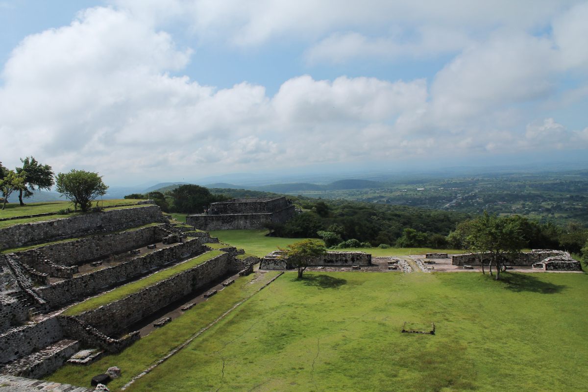 El antiguo complejo de Xochicalco en México incluye un observatorio que seguía el curso cambiante del sol a través del cielo, incluido el cenit.