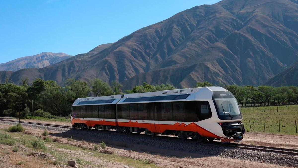 El Tren Solar que recorre las zonas de la Quebrada constituye una novedad para este verano Foto X GobiernoJujuy