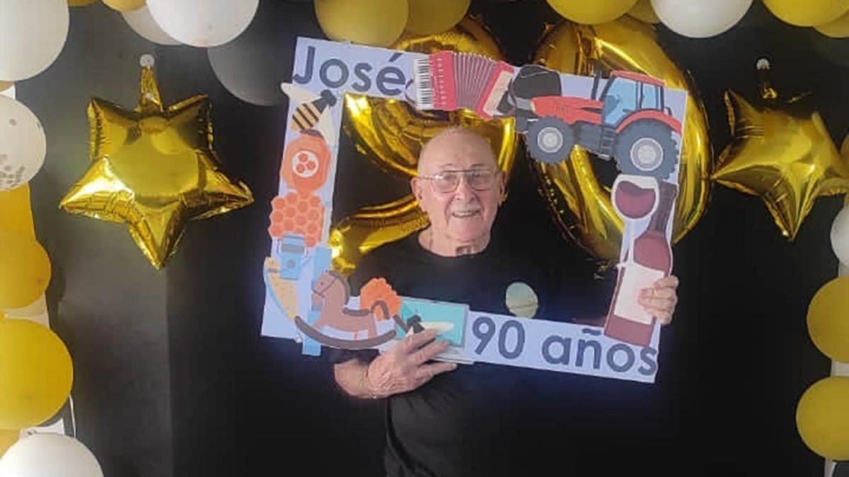 Jos posando con el cartel que le hizo Fiorella con todas sus pasiones cuando cumpli 90 aos