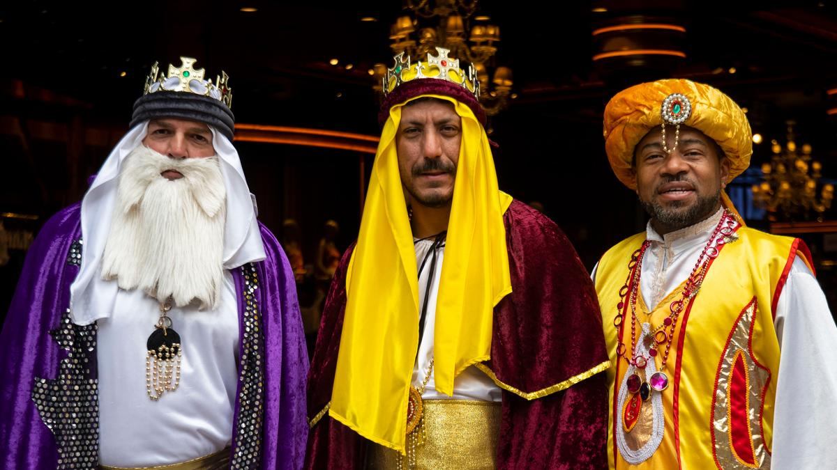 Los Reyes Magos desciendieron de la carroza para saludar y fotografiarse con los nios Foto Eliana Obregn