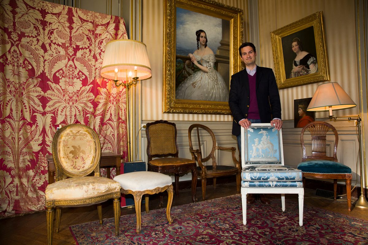 Charles Hooreman, fotografiado aquí en su casa, ayudó a revelar el engaño con su conocimiento de las técnicas utilizadas por los restauradores de muebles. 