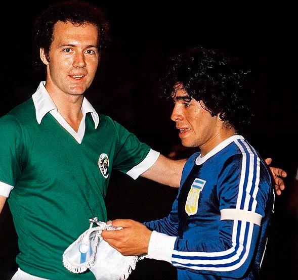 Una foto con mucho ftbol Beckenbauer y Diego como lo resalt la Liga Profesional de Ftbol LigaAFA