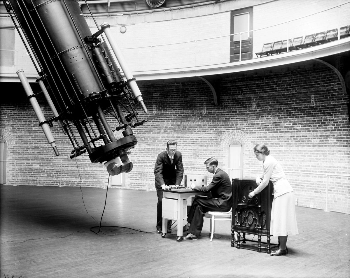 Los astrónomos Christian T. Elvey (sentado), Paul Rudnick (de pie) y Helen Mead Pillans (en la radio) esperan capturar la luz de la estrella Arcturus el 27 de mayo de 1933.