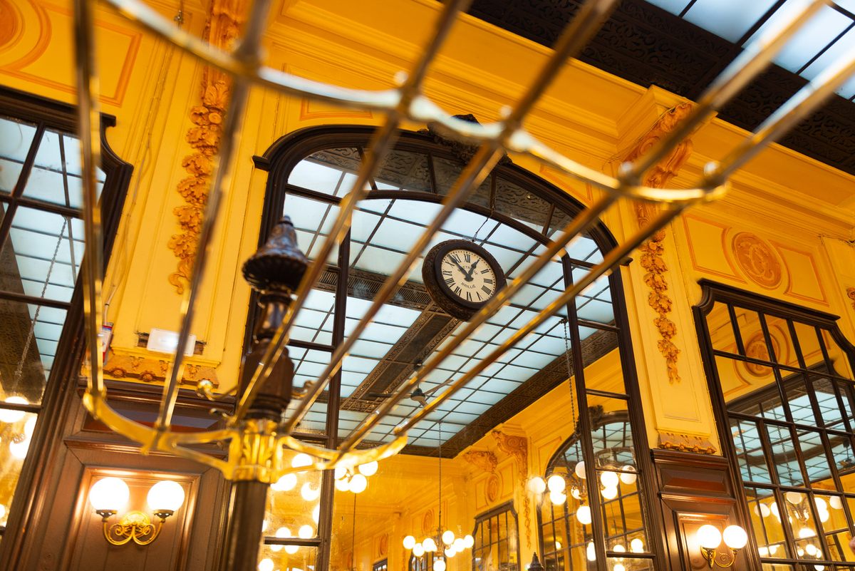 Bouillon Chartier está ubicado en una estación de tren reformada del siglo XIX.