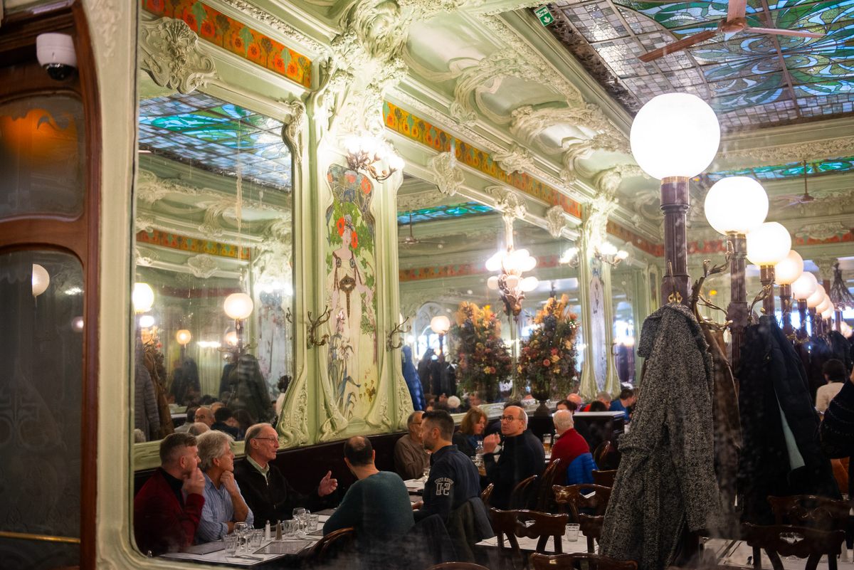 El interior Art Nouveau de Bouillon Julien es impresionante. 