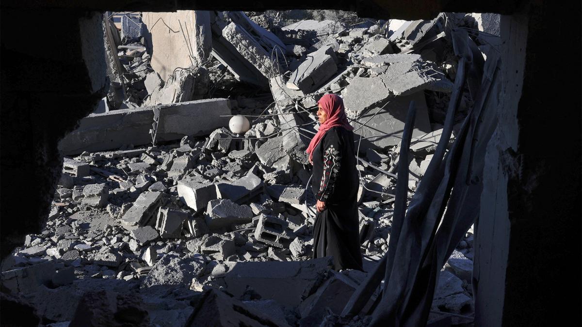 Una mujer entre los destrozos de los bombardeos a Gaza Foto AFP