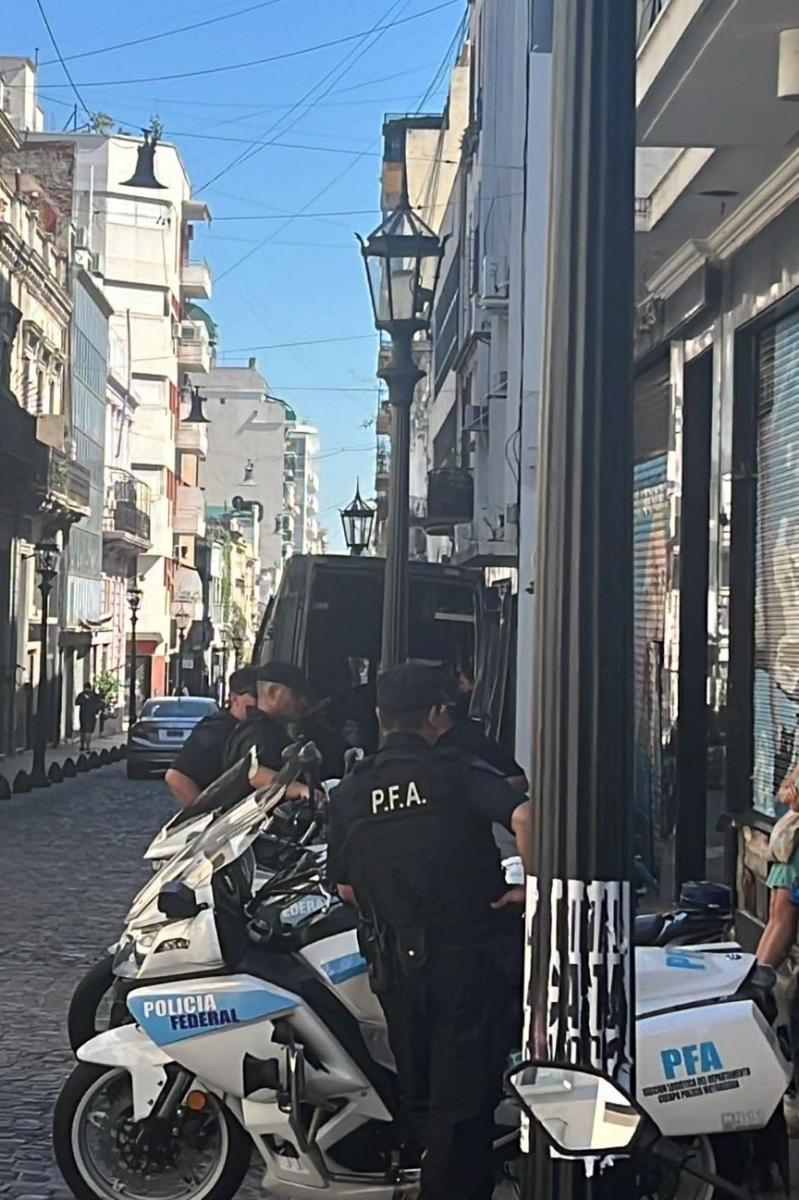 Motos policiales en Bolvar al 500 en CABA