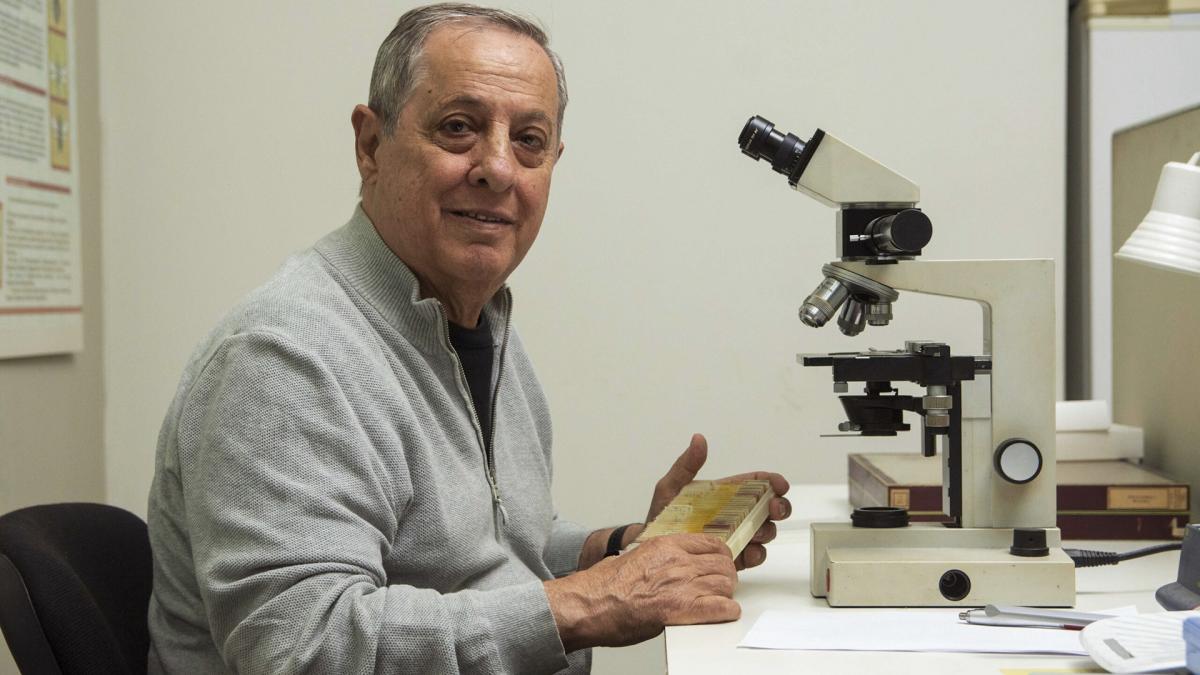 El Dr Gustavo R Spinelli en su mbito de trabajo Foto Gentileza Universidad Nacional de La Plata