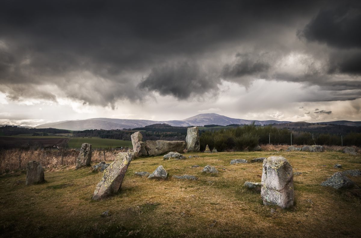 El Círculo de Piedras de Tomnaverie es un espectacular monumento megalítico dedicado a la Luna.  Una gran piedra yacente, dispuesta entre dos piedras más pequeñas y verticales, es visible justo a la izquierda del centro de la imagen.