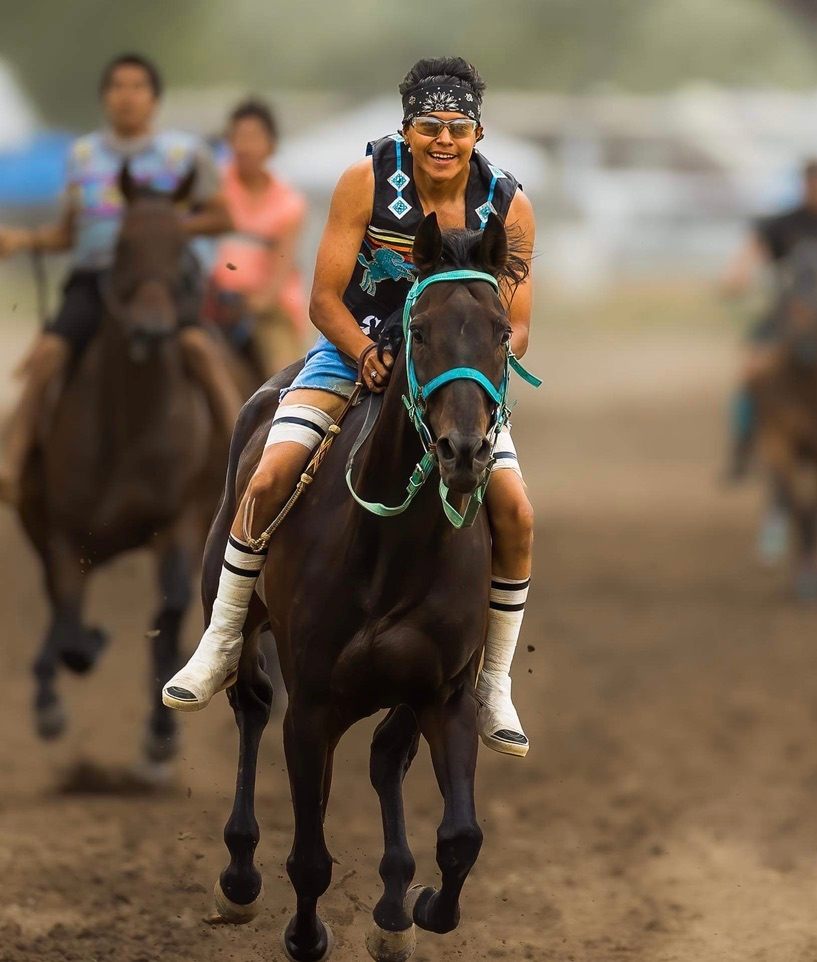 Antes de convertirse en jinete del equipo Indian Relay de su familia, el Tissidimit Team, Azeri Coby inicialmente quería ser jinete de toros.