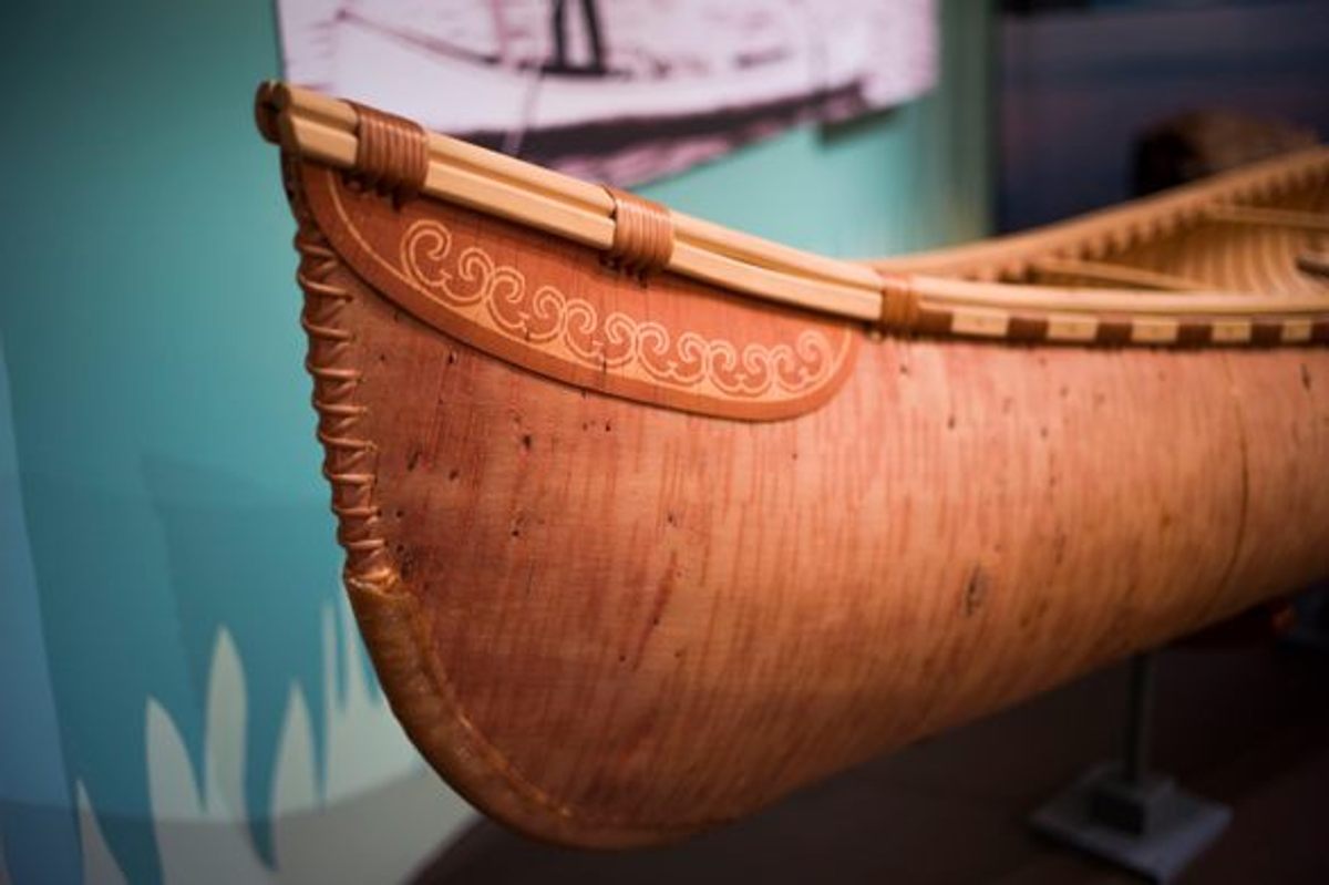 Esta canoa está hecha a mano con madera de abedul por el pueblo Wabanaki.