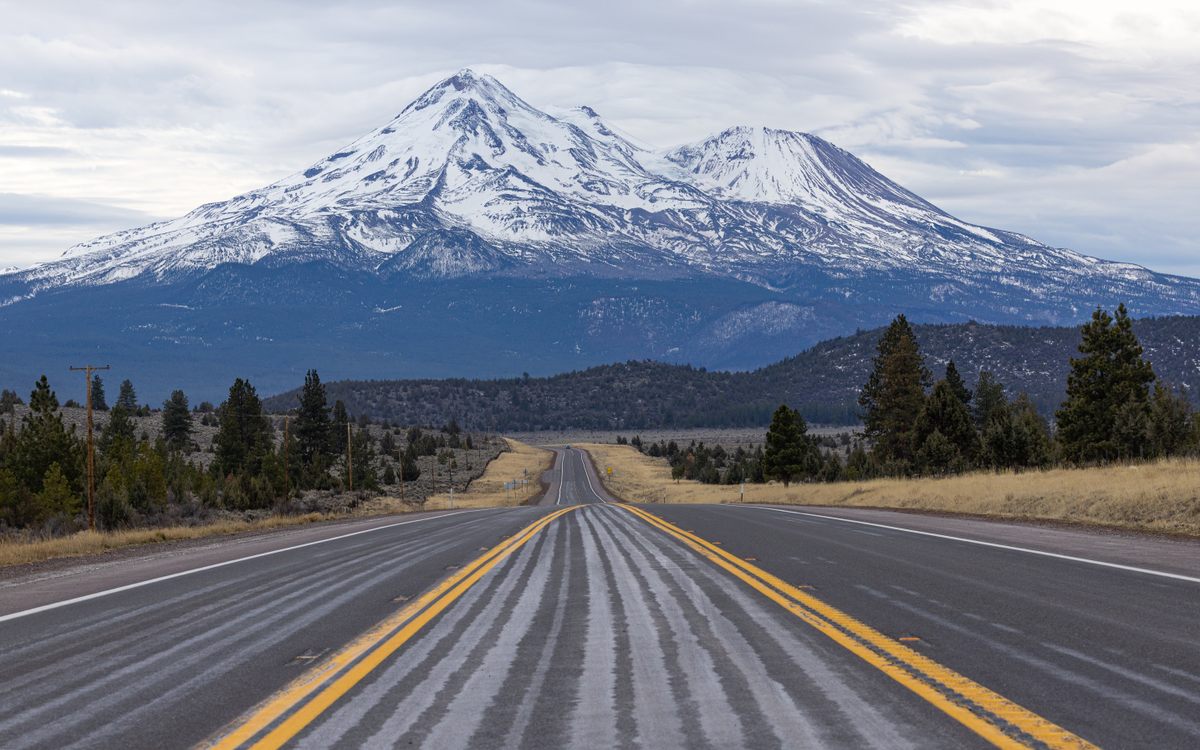 Se dice que los lemurianos viven bajo tierra en Mount Shasta, California.