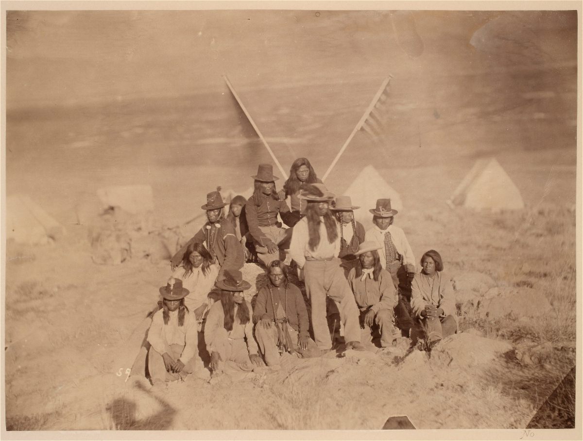 En la década de 1860, muchas familias Western Shoshone que vivían en Ruby Valley de Nevada vieron sus tierras entregadas a colonos blancos. 