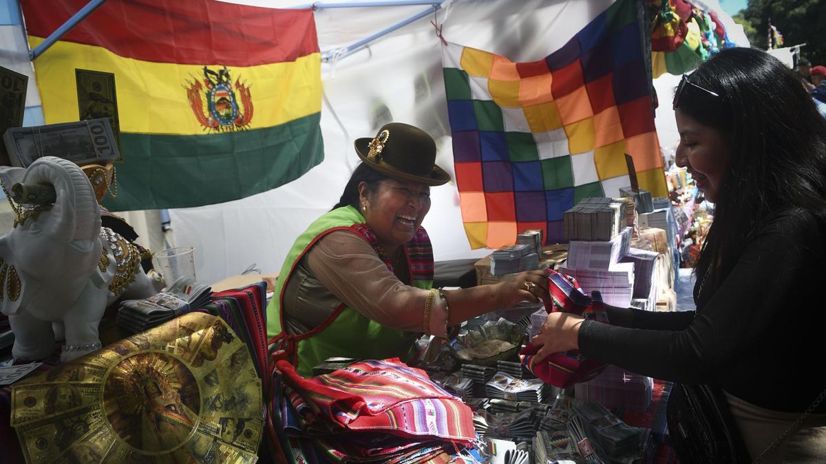 Durante los festejos la gente adquiere objetos en miniatura similares a los que desea tener en realidad Foto Florencia Downes