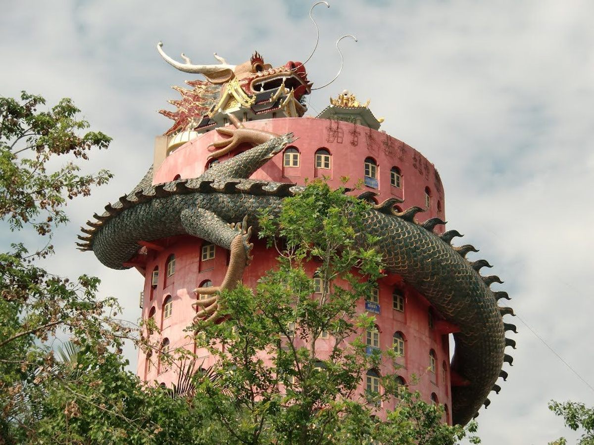 Todo el cuerpo del dragón que sube en espiral por el templo Wat Samphran de Tailandia esconde un túnel.