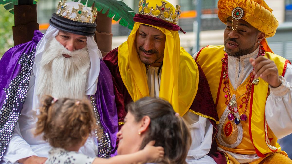 Los Reyes magos recorrieron ocho bares tradicionales de la ciudad y hospitales de Nios Foto Eliana Obregn