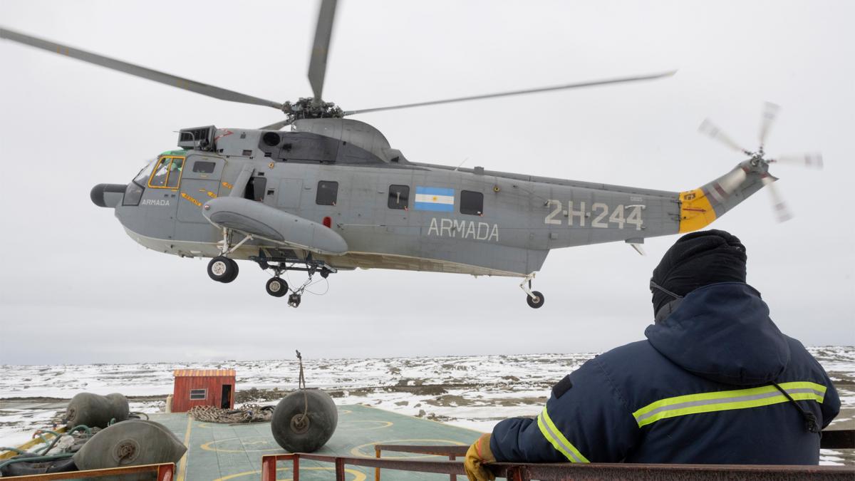 La nica forma de realizar traslados desde el buque hacia la base y viceversa fue a travs de los helicpteros Sea King de la Armada Foto Leo Vaca