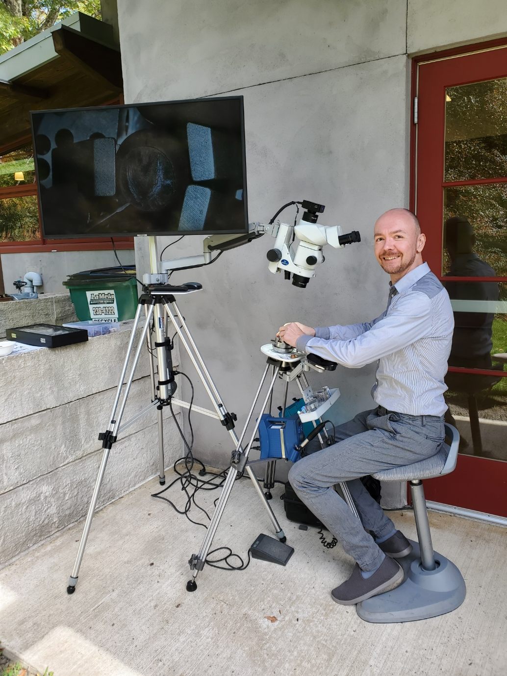 El artista Sergey Jivetin trabaja con un microscopio.