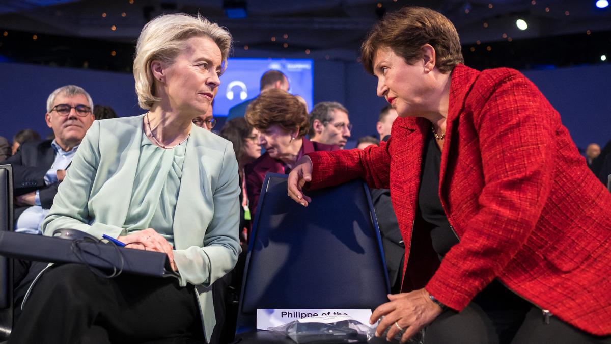 Georgieva a la derecha participa en el Foro que se realiza en Davos Foto AFP