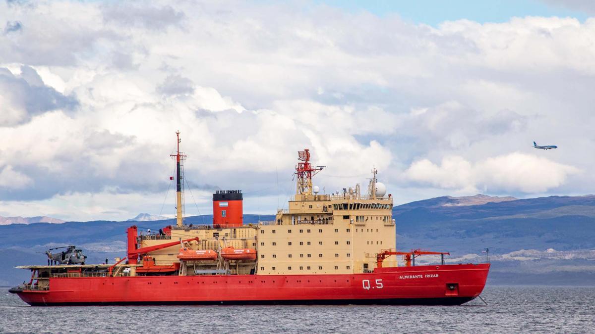 El rompehielos Almirante Irizar est fondeado en Ushuaia y espera entrar a puerto para reabastecerse Foto Cristian Urrutia