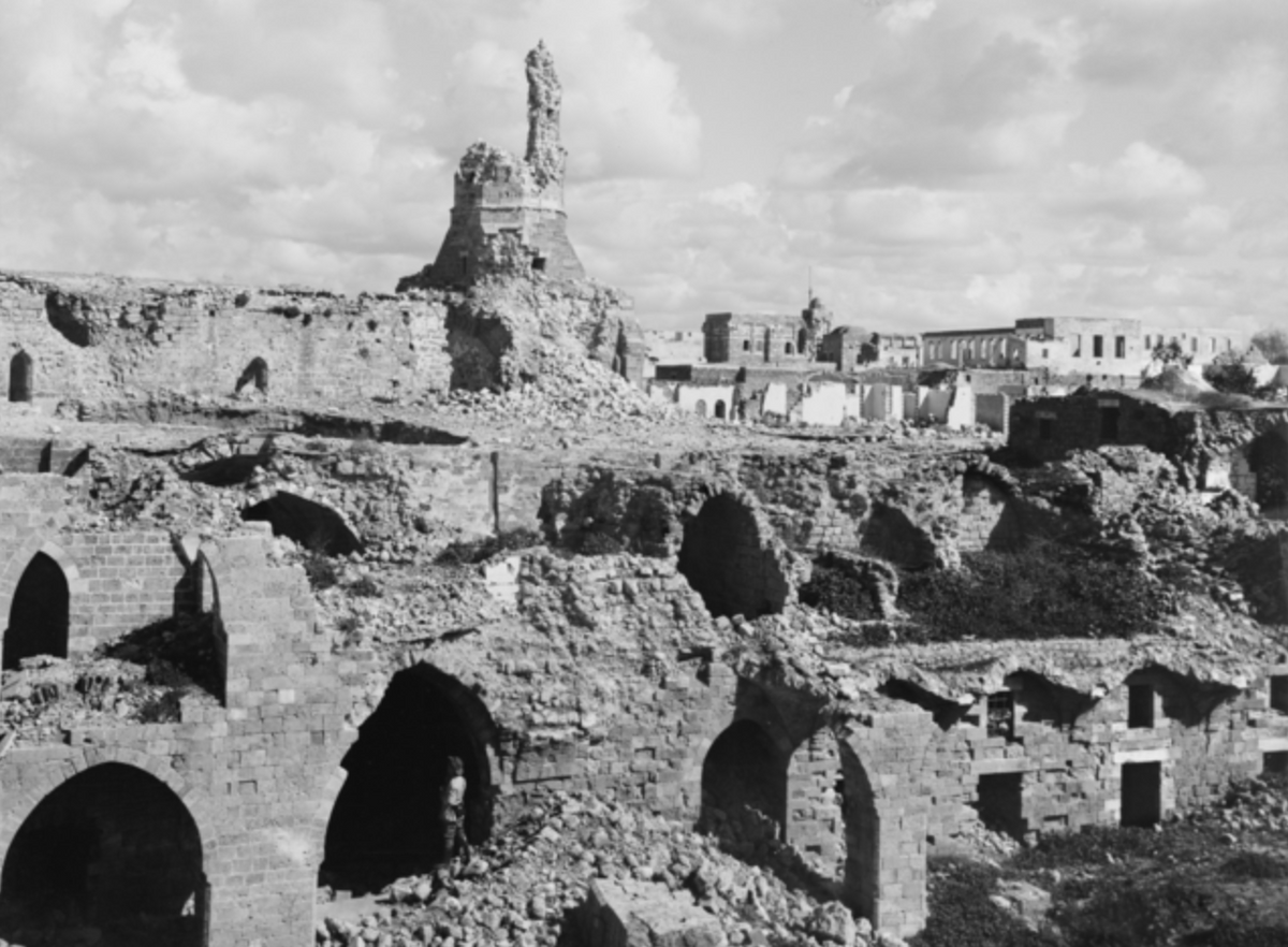 La mezquita Omari y el barrio circundante tras los ataques de artillería británica, alrededor de 1918.