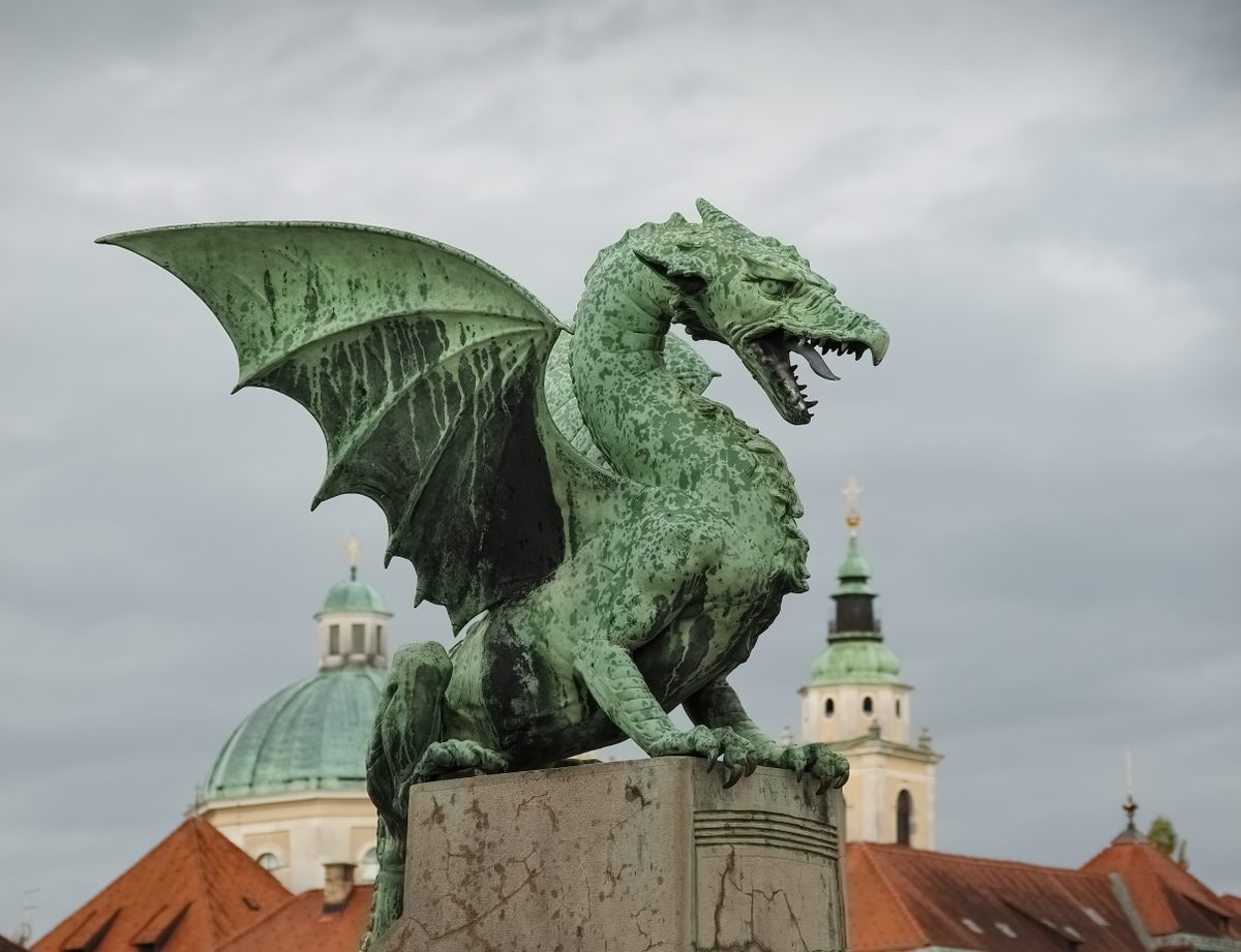 Los dragones se pueden encontrar dondequiera que estén los humanos, incluido este sorprendente guardián del Puente del Dragón de la capital eslovena, Liubliana.