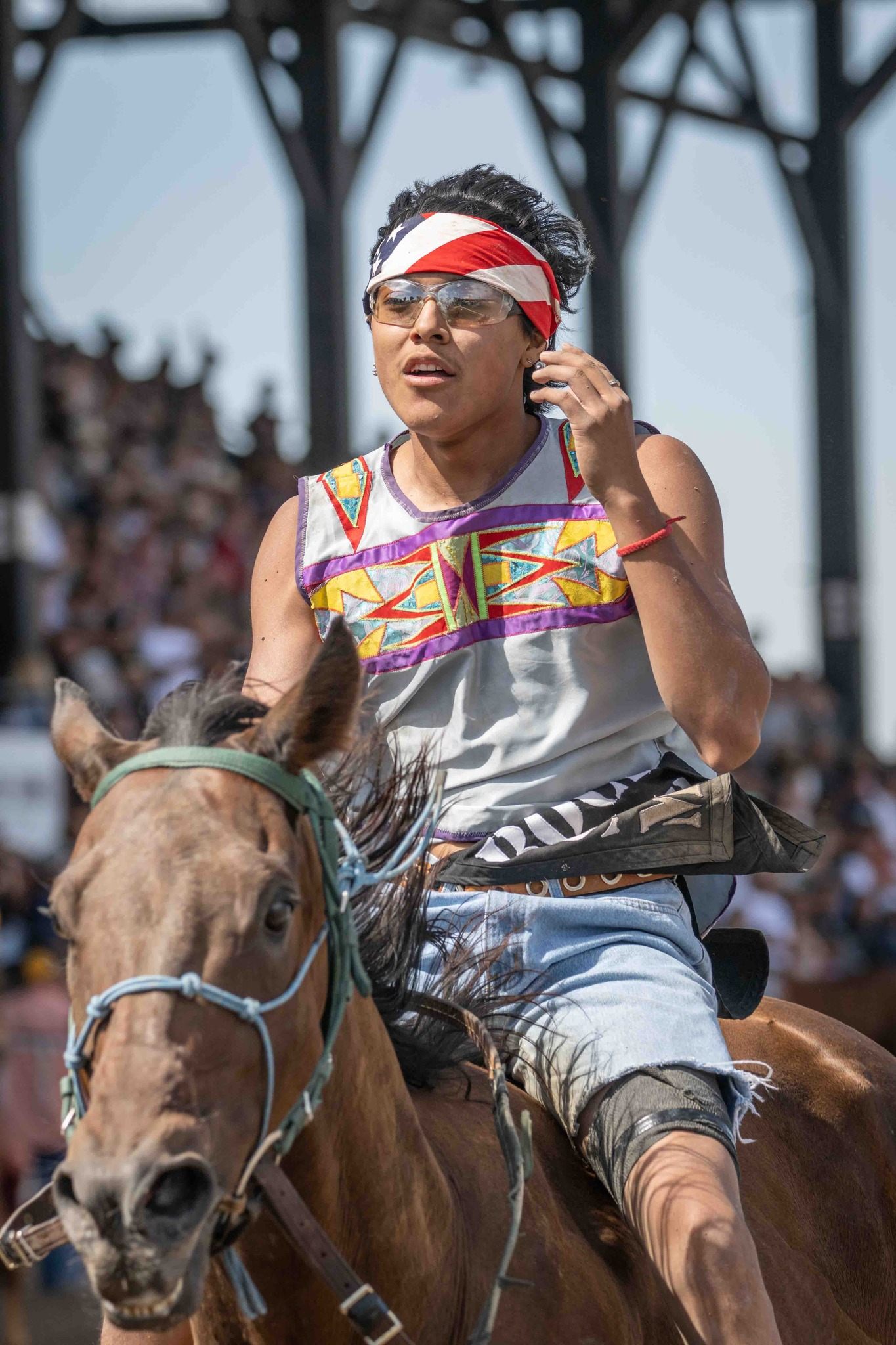 El jockey Azeri Coby ganó su serie en el Campeonato Nacional de Relevos Indios en Blackfoot, Idaho.