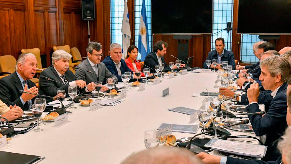 Un almuerzo que la UIA comparti con el ministro Luis Caputo Foto prensa 