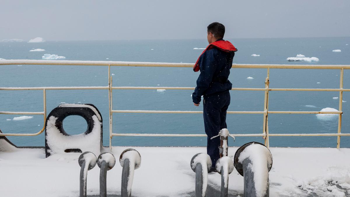 El cadete de la Escuela Naval Militar de 24 aos Damin Cardozo que no conoca la nieve contempla el paisaje en proa Foto Leo Vaca