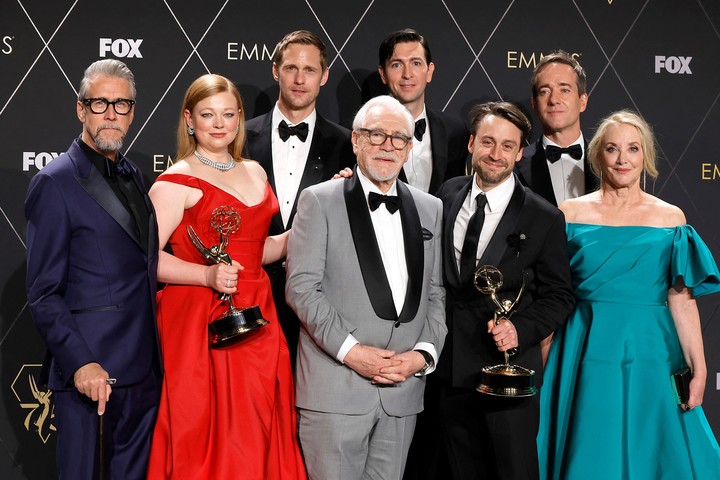 Alan Ruck, Sarah Snook, Alexander Skarsgård, Brian Cox, Nicholas Braun, Kieran Culkin, Matthew Macfadyen y J. Smith-Cameron, actores de "Succession", con los premios. Foto AFP