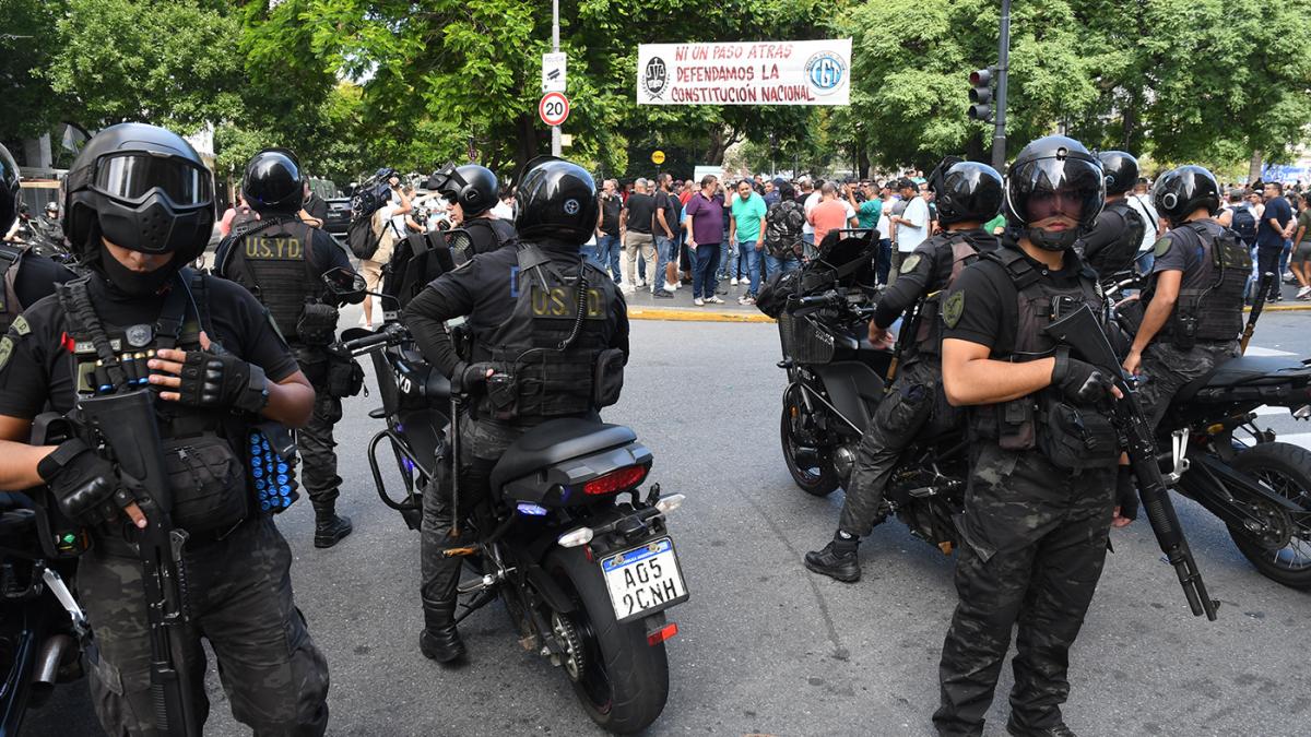 La ley obliga a identificacin del personal policial que no se cumpli en la ltima marcha a Tribunales Foto Daniel Davobe 