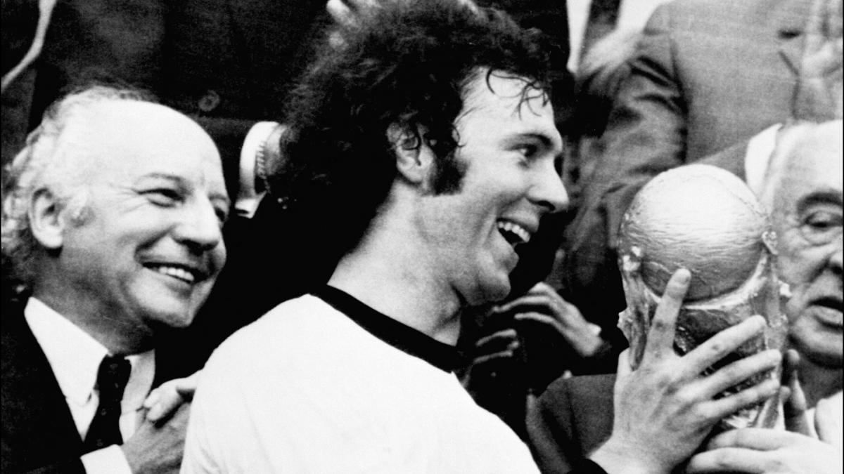 Beckenbauer con la copa del mundo 1974 Foto AFP