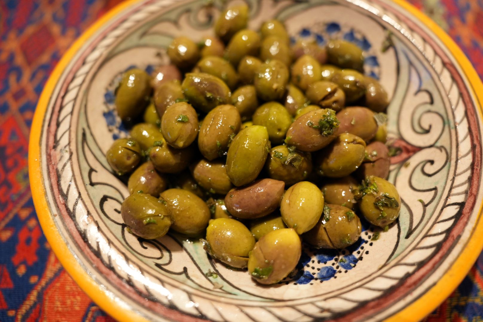 Receta de Al-Tujībī de aceitunas marinadas condimentadas con orégano y sal.