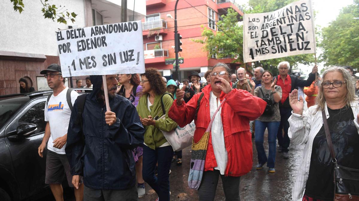 Con carteles que decan El Delta abandonado por Edenor un centenar de isleos marcharon Foto Alejandro Santa Cruz 