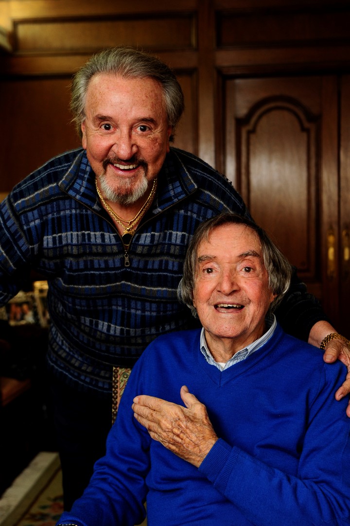 Dos potencias se saludan: Carlos Villagrán y Carlitos Balá. Foto: Fernando de la Orden