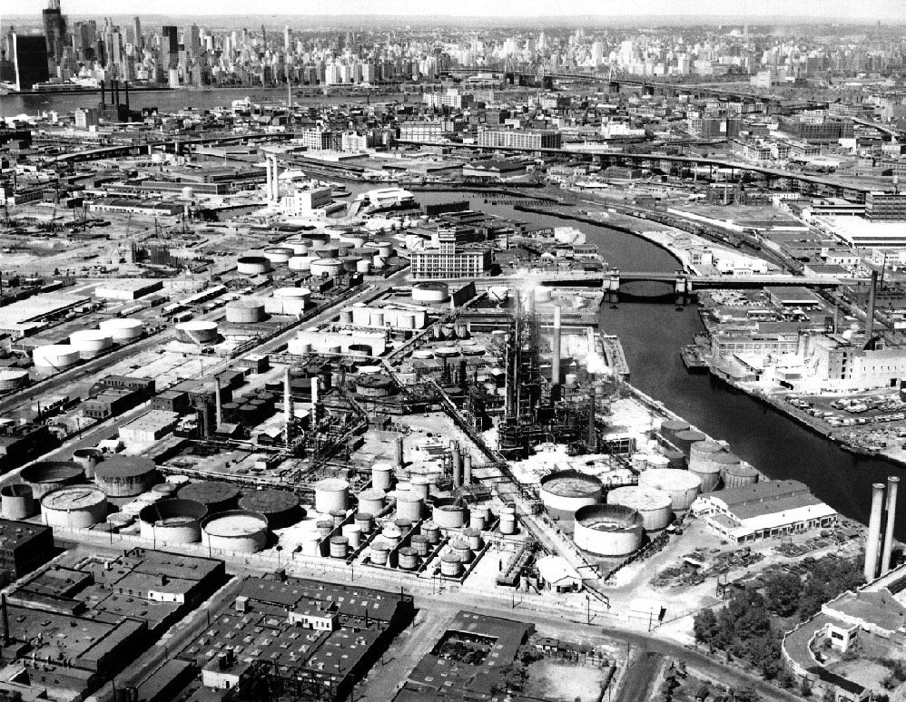 Las operaciones en la refinería ExxonMobil Brooklyn en Greenpoint continuaron hasta la década de 1960.