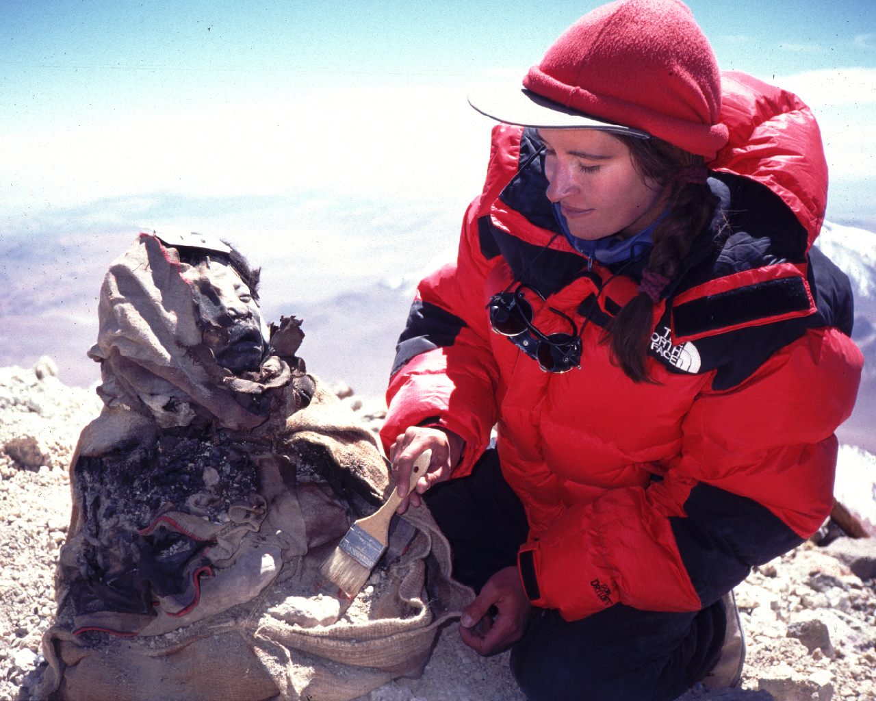 En 1999, Ceruti ayudó a excavar tres momias incas exquisitamente conservadas, conocidas como los Niños de Llullaillaco.