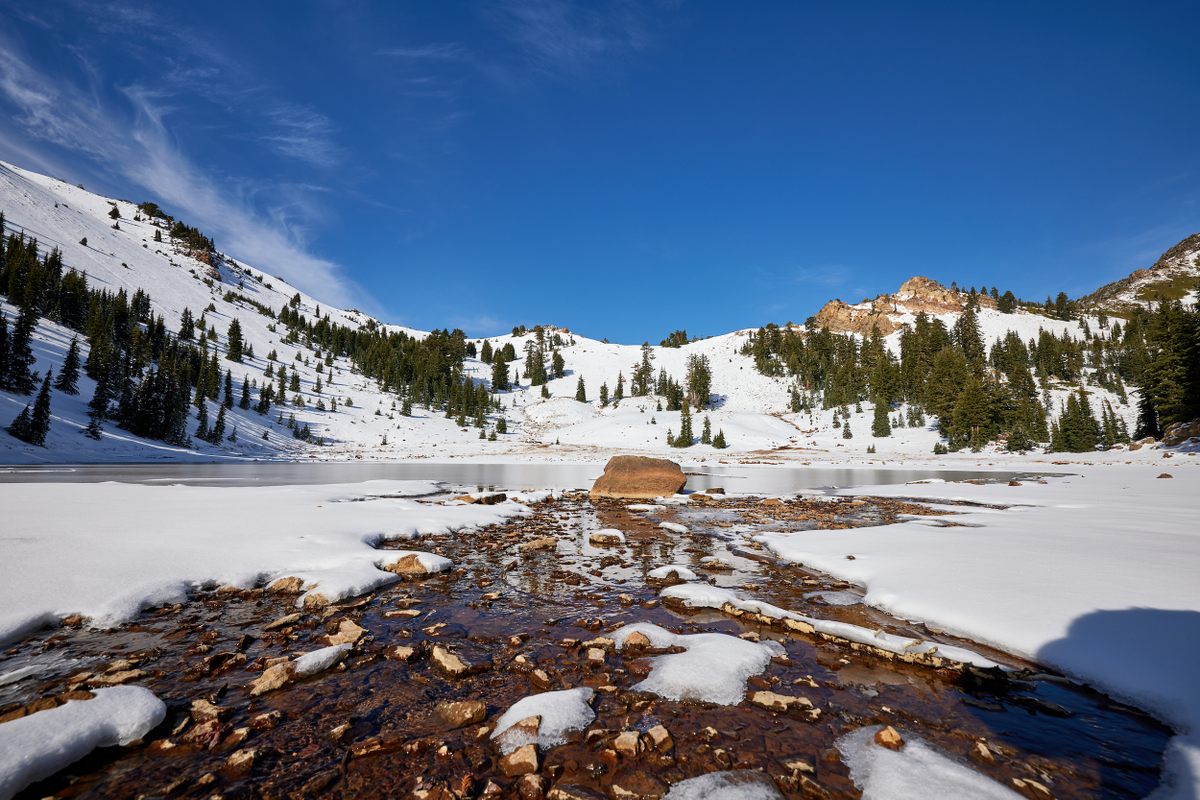 Incluso en la nieve, los lagos de Lassen son majestuosos. 