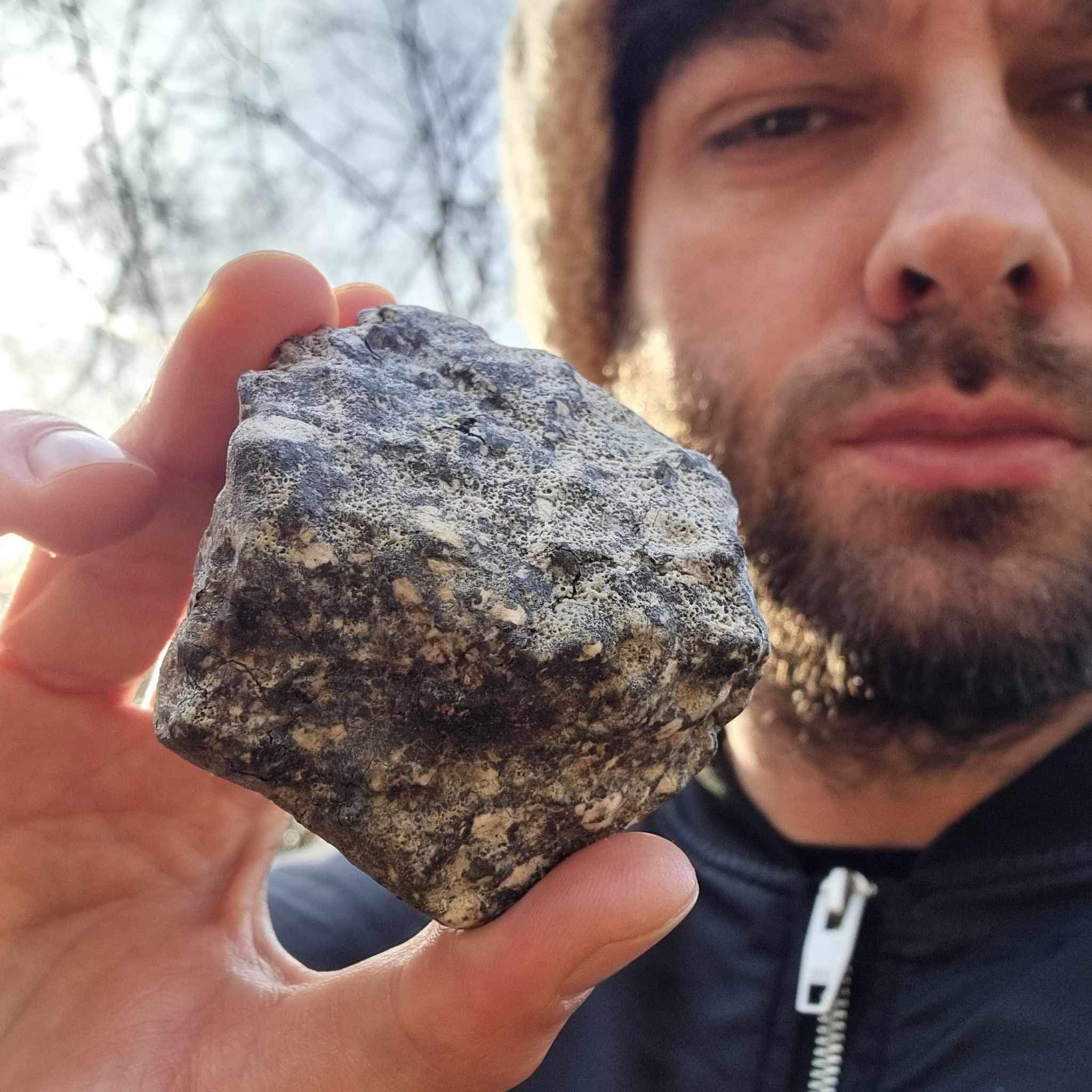 Kryspin Kmieciak encontró la pieza más grande, del tamaño de una pelota de béisbol.