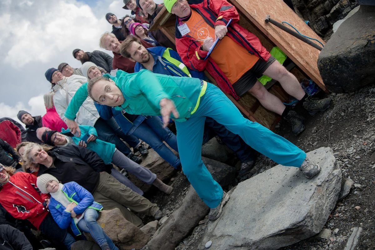 Lucy Wood es campeona mundial femenina de skimming de piedras. 