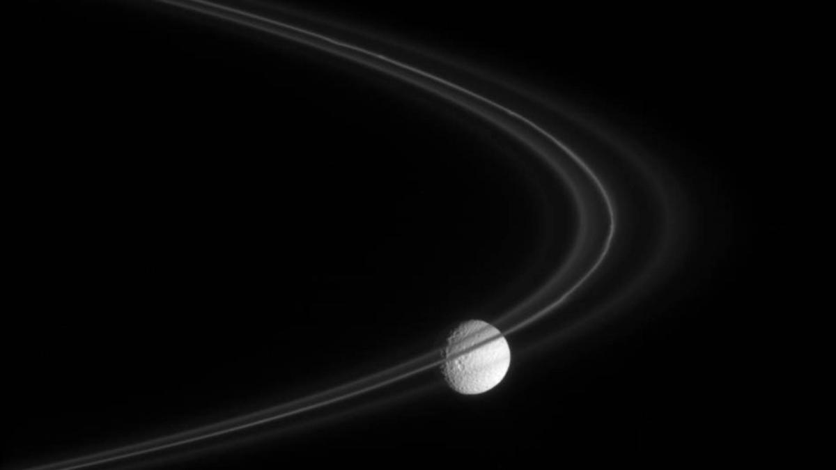 Mimas detrs del anillo F de Saturno Foto NASA