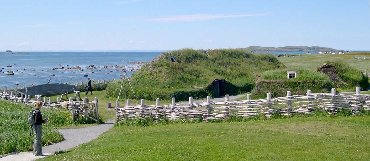 Réplicas de edificios se encuentran en el antiguo pueblo vikingo de L'Anse aux Meadows en Terranova, que se cree que en ese momento se llamaba Vinland. 