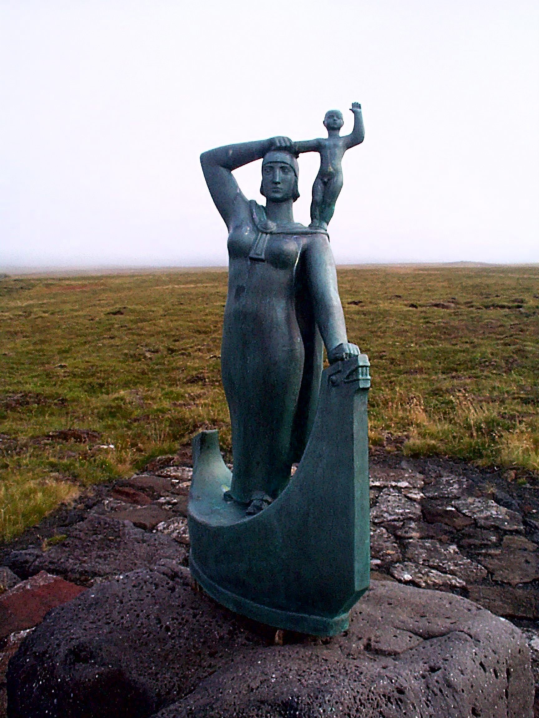 Se hizo una estatua de Gudrid con su hijo Snorri, quien posiblemente fue el primer europeo nacido en América.