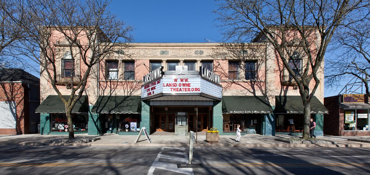 El exterior y la marquesina del Teatro Lansdowne. 