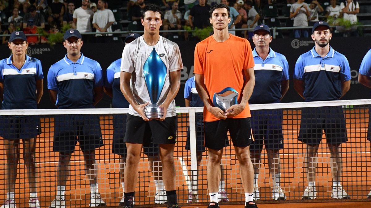 Los tenistas Luciano Dardieri y Facundo Bagnis durante la premiacin del Crdoba Open Foto Laura Lescano