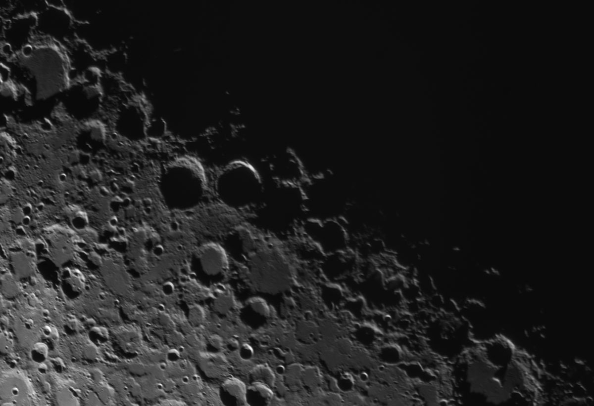 El Lunar X, visible en el centro de la imagen, aparece brevemente en el primer cuarto de Luna.